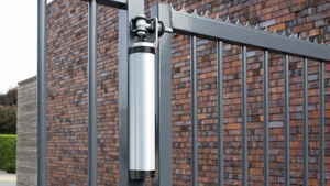 Samozamykacz 180° z bezpośrednim mocowaniem do śruby zawiasu Locinox RHINO