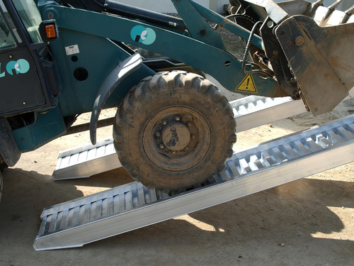 Rampa załadowcza do pojazdów z gąsienicami stalowymi lub pełnymi kołami gumowymi ALTEC AVS 170 (170.11.012)