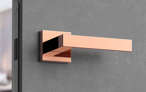 Klamka drzwiowa CORONA FOCUS (szyld kwadratowy Q)