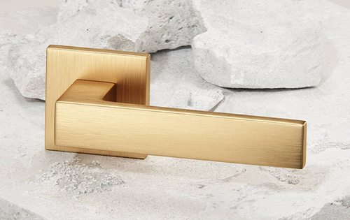 Klamka drzwiowa CORONA FOCUS (szyld kwadratowy Q SLIM)