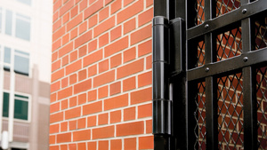 Bardzo mocny hydrauliczny samozamykacz 180° i zawias w jednym Locinox MAMMOTH-HD