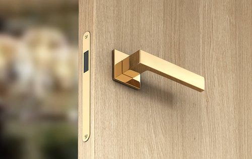 Klamka drzwiowa CORONA FOCUS (szyld kwadratowy Q SLIM)