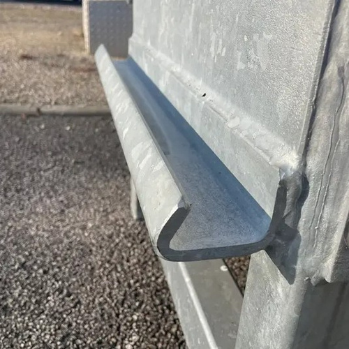 Dolny profil U do montażu ciężkich ramp najazdowych ALTEC AVS / VFR, 2600 mm, stal czarna do wspawania (500.00.048)