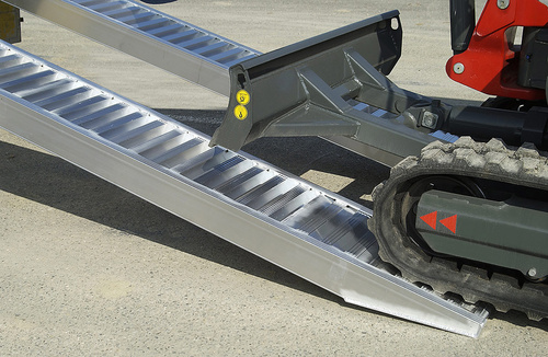 Rampa załadowcza do pojazdów z kołami lub gąsienicami gumowymi ALTEC AVS 150 (150.01.004)