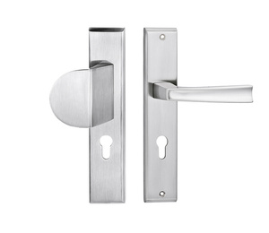 Wewnątrz-klatkowy klamko-pochwyt drzwiowy Metal-Bud MAJA