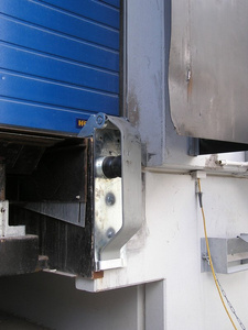 Zderzak stalowy sprężynowy 700 mm (z przewyższeniem 100 mm)