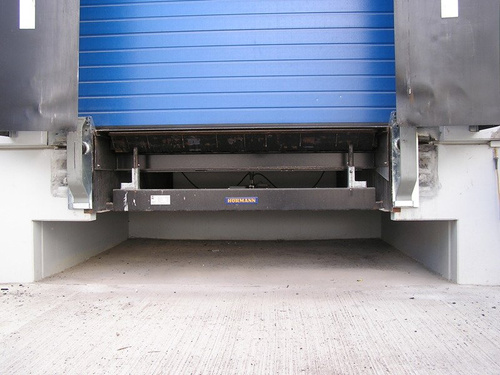 Zderzak stalowy sprężynowy 700 mm (z przewyższeniem 100 mm)