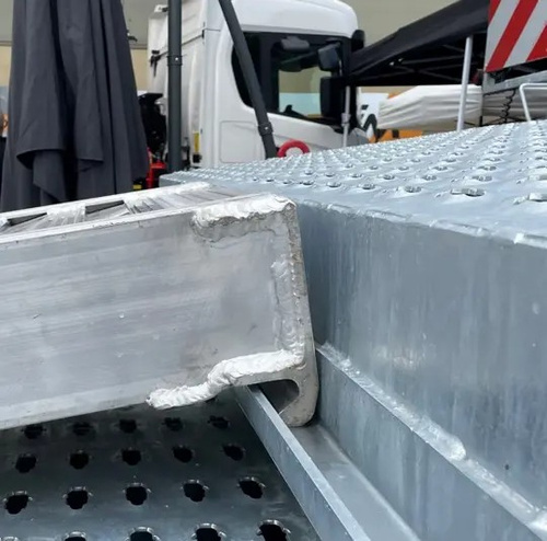 Dolny profil U do montażu ciężkich ramp najazdowych ALTEC AVS / VFR, 2600 mm, stal czarna do wspawania (500.00.048)