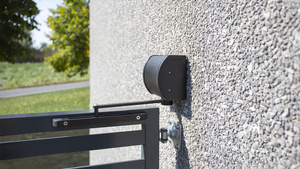 Wszechstronny hydrauliczny samozamykacz do montażu na ścianie i słupku Locinox PANTHER