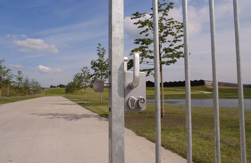 Zamek z dwiema wkładkami do bram przesuwnych Locinox LGKZ D1 na profil kwadratowy 80 mm