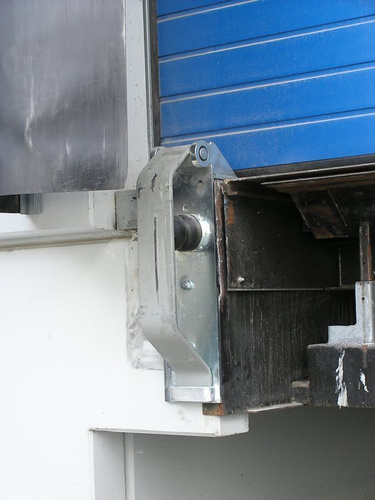 Zderzak stalowy sprężynowy 700 mm (z przewyższeniem 100 mm)