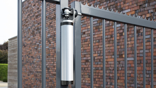 Samozamykacz 180° z bezpośrednim mocowaniem do śruby zawiasu Locinox RHINO