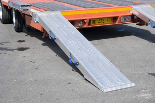 Dolny profil U do montażu ciężkich ramp najazdowych ALTEC AVS / VFR, 2600 mm, stal czarna do wspawania (500.00.048)