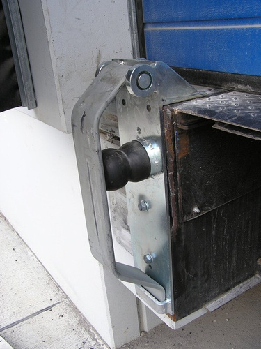 Zderzak stalowy sprężynowy 700 mm (z przewyższeniem 100 mm)