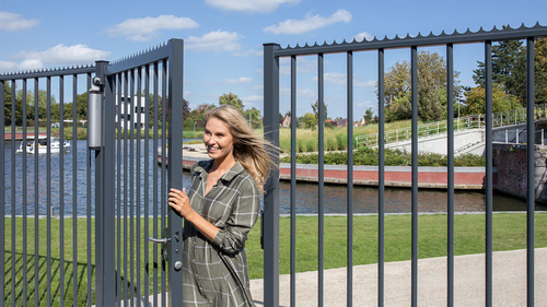 Samozamykacz 180° z bezpośrednim mocowaniem do śruby zawiasu Locinox RHINO