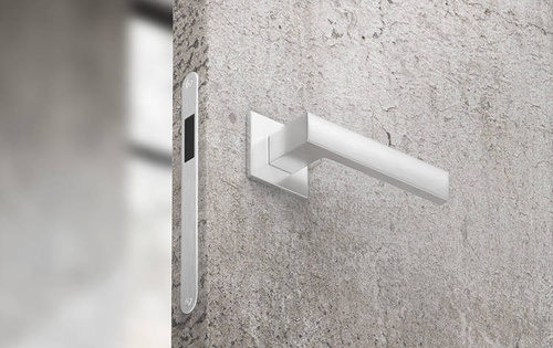 Klamka drzwiowa CORONA FOCUS (szyld kwadratowy Q SLIM)