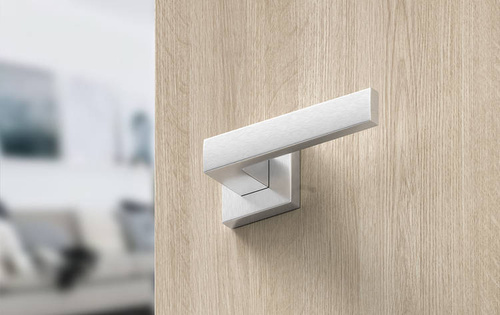 Klamka drzwiowa CORONA FOCUS (szyld kwadratowy Q)