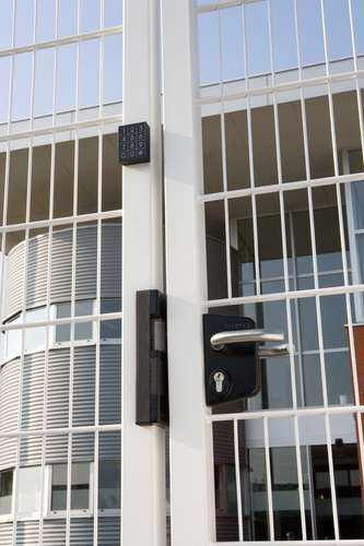 Elektrozaczep Locinox SE pod zamki nawierzchniowe