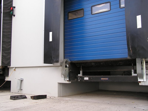 Zderzak stalowy sprężynowy 700 mm (z przewyższeniem 100 mm)