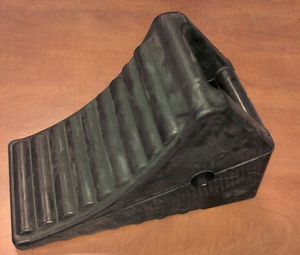 Klin gumowy pod koła samochodu ciężarowego / przyczepy