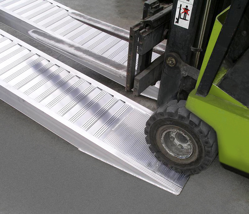 Rampa załadowcza do pojazdów z gąsienicami stalowymi lub pełnymi kołami gumowymi ALTEC AVS 150 (150.11.011)