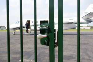 Nierdzewny zaczep regulowany z zabezpieczeniem antysabotażowym Locinox SHKL QF