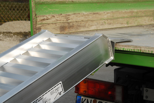 Rampa załadowcza do pojazdów z kołami lub gąsienicami gumowymi ALTEC AVS 130 (130.01.009)